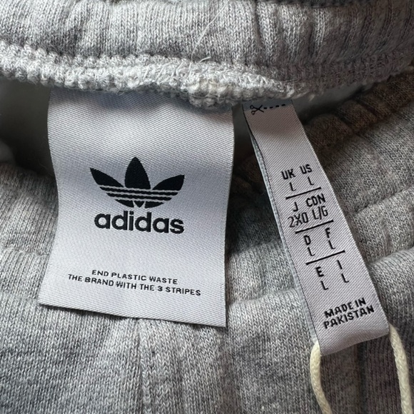 Adidas Mens Essentials Sweat Shorts  Grey Heather Pockets Fleece Logo  NEW Large - Picture 13 of 13